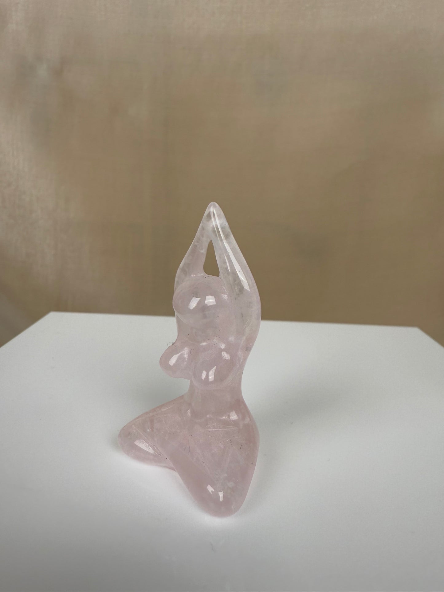 STATUE DE MÉDITATION EN QUARTZ ROSE