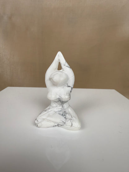 STATUE DE MÉDITAION EN HOWLITE