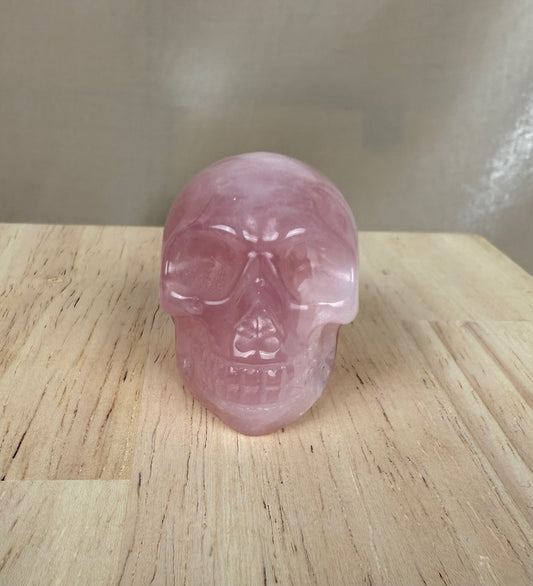 Figurine tête de mort en quartz rose