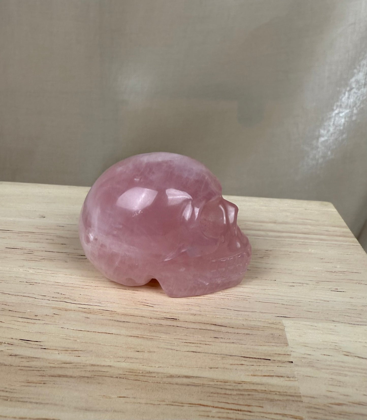 Figurine tête de mort en quartz rose